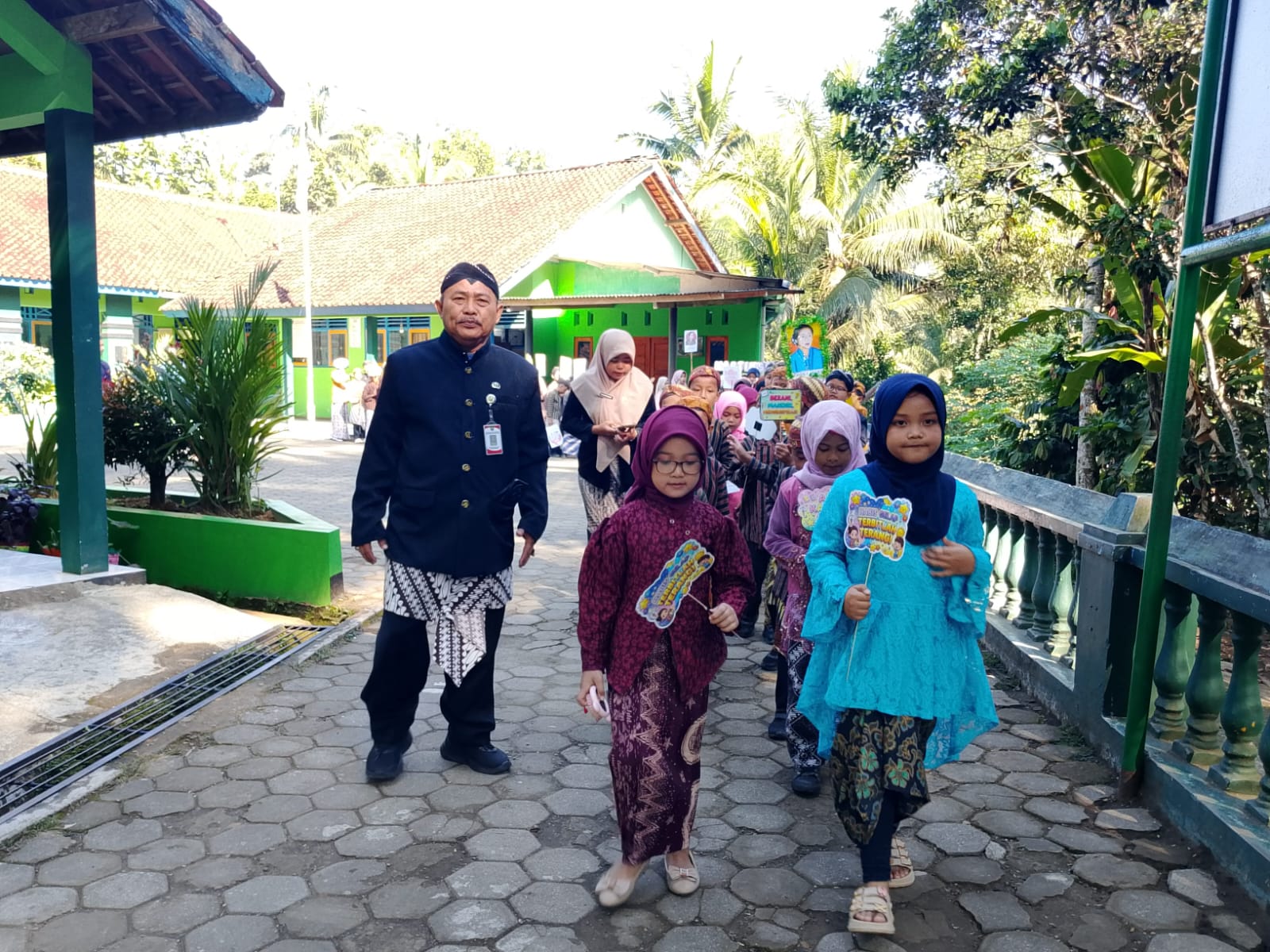 peringatan hari kartini dilaksanakan dengan kegiatan pawai